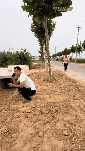 见过吹牛上税的，你见过吹牛挨揍的吗？

男子蹲在路边，正在同哥们打电话吹牛：不是
