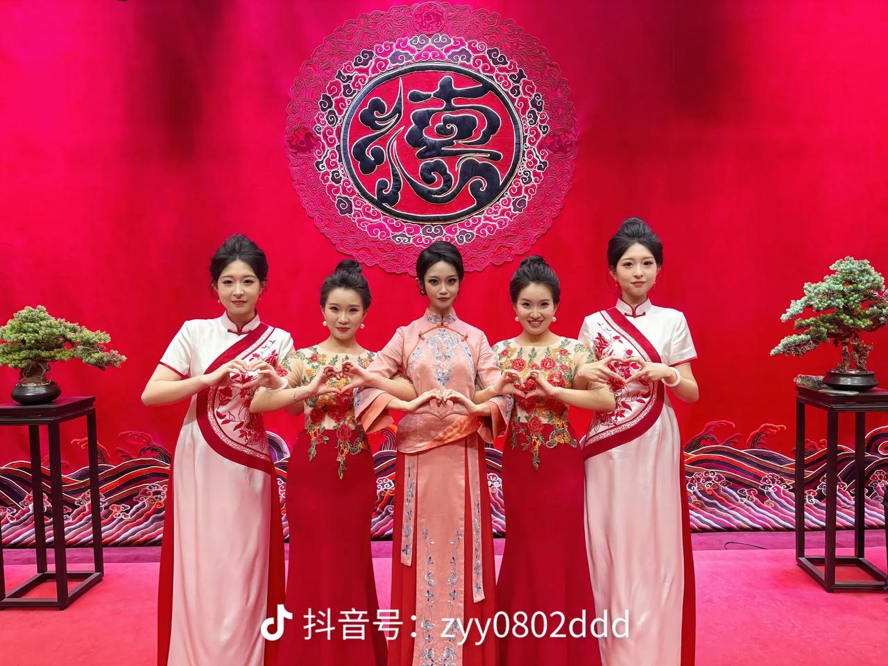 鼓曲社的氛围真好。
朱婉璐、朱婉蝶两姐妹要去澳洲演出，出发之前，师父张雅琴喊她两