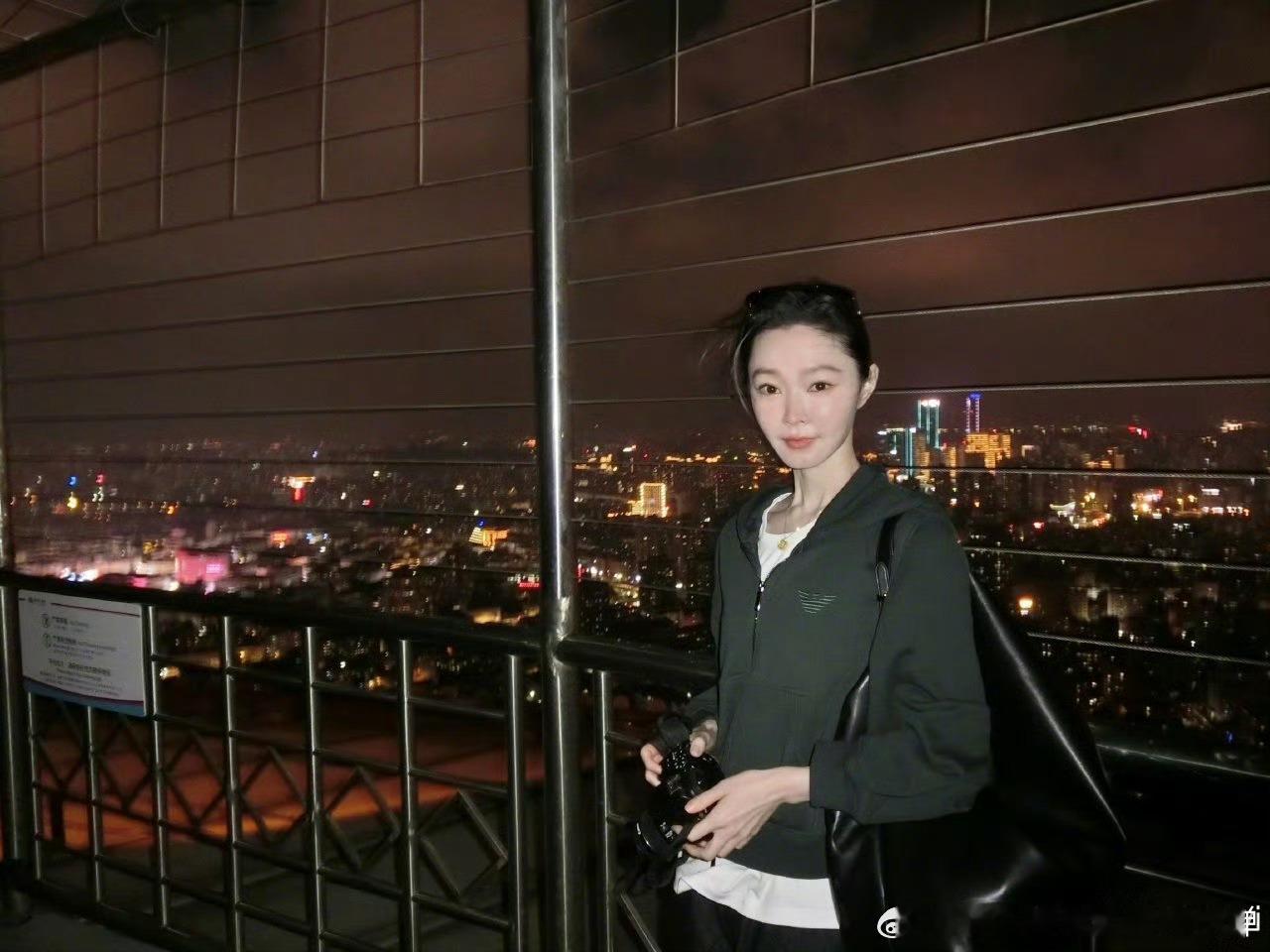 连晚风都偏爱宋轶 谁懂啊！宋轶的傍晚随拍直接戳中我！暮色漫过街头，她穿了件黑色短