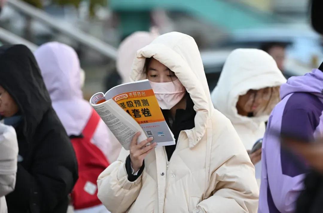 明天就腊八了，过了腊八就是年。

远在异地的大学生也该陆续放寒假回家过年了。
