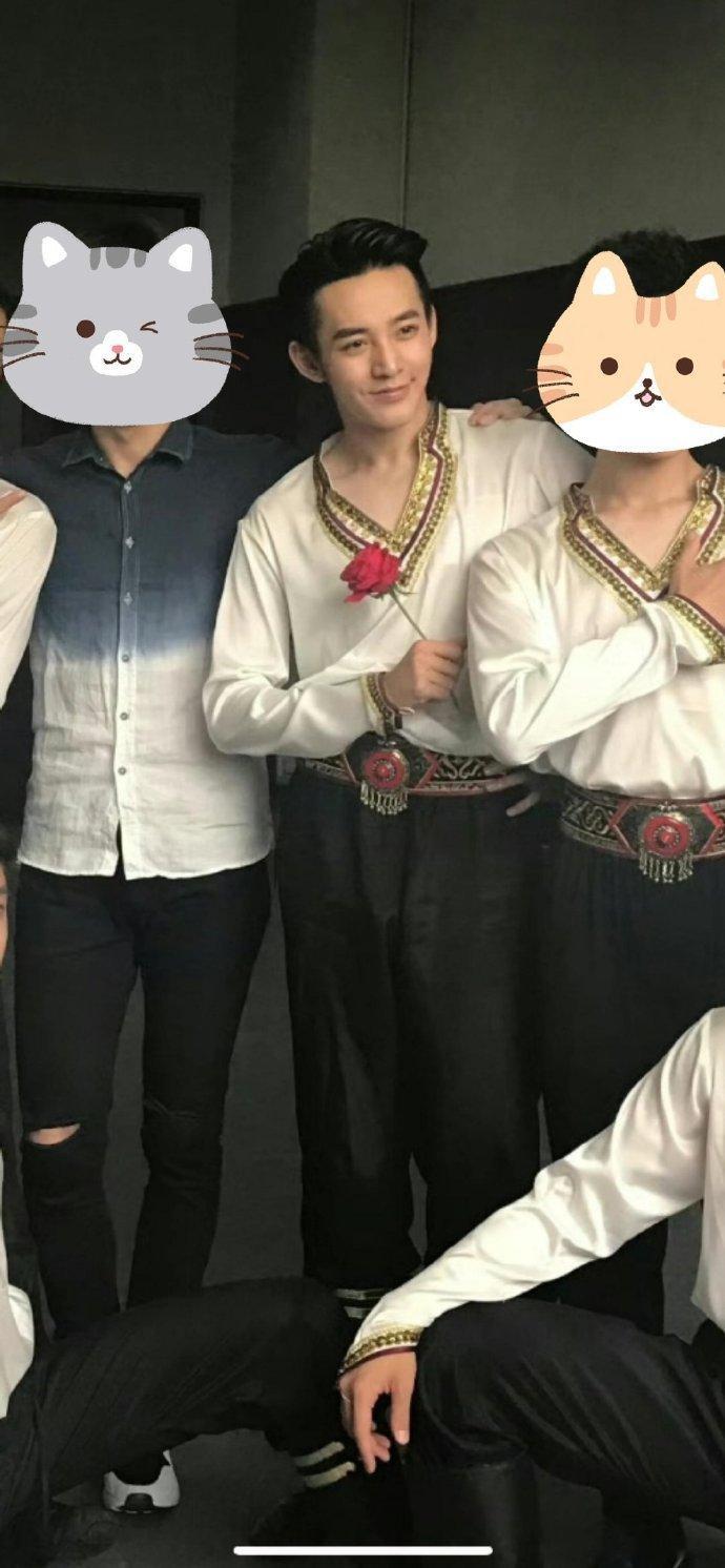 网友考古大学时期的邓为练舞的邓为体态就是好，又自信又帅气！ ​ ​​​