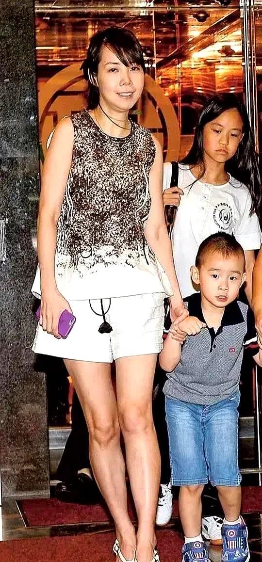 女儿刘秀盈深夜发文，直接喊话：“我爸从没抛弃我们姐弟！”

刘銮雄75岁生日这天