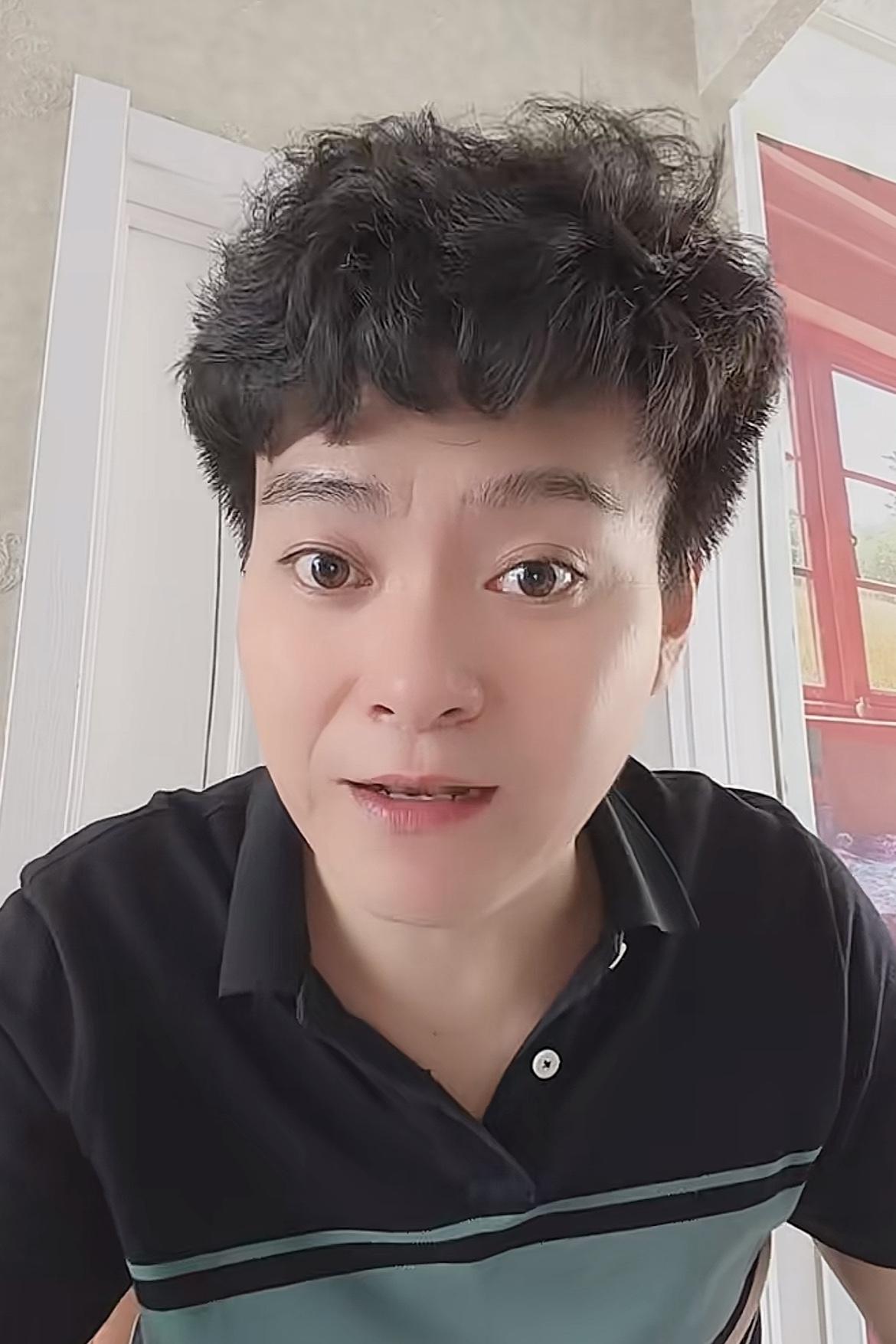小峰回复粉丝说，“大舅怎么可能是喝水呛死，他是跟九江阿姨的姐姐吵架，气死的。”