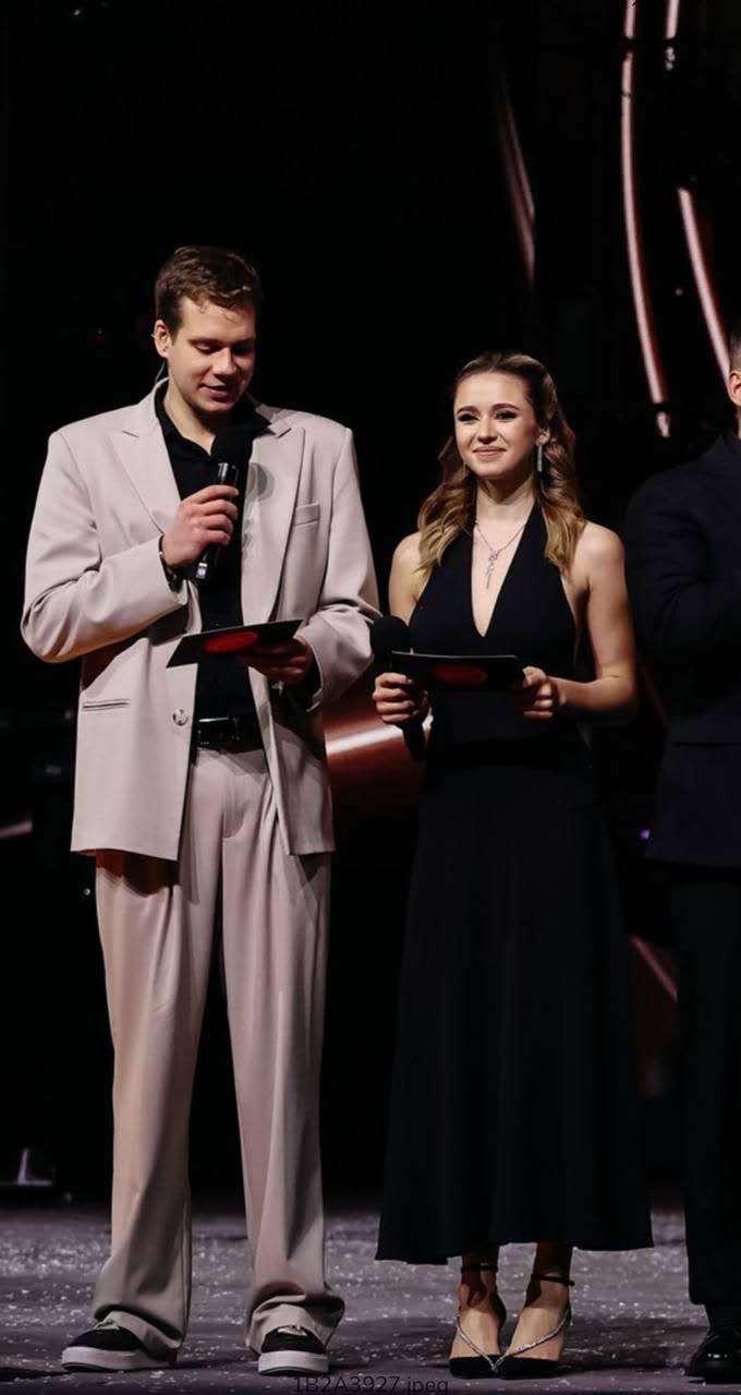 镜头前活力满格的宝藏主持来啦！每一次控场都藏着用心，每一段互动都满是温度～ 感谢