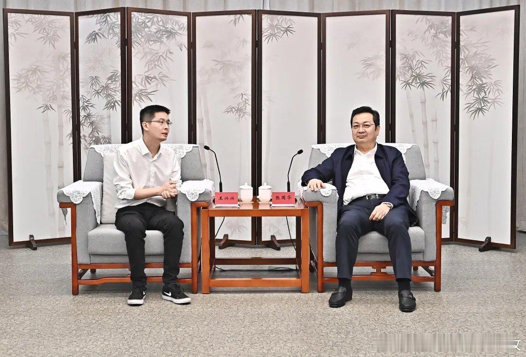 5月11日，宇树科技股份有限公司创始人兼首席执行官、首席技术官王兴兴一行到雄安新