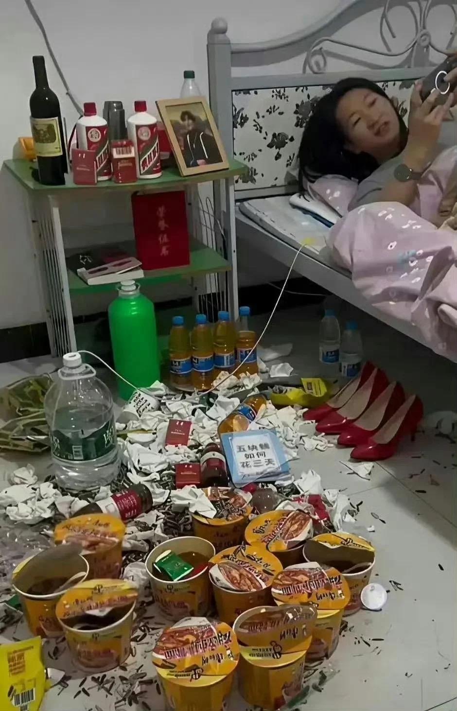 第一眼真的看懵了，这个房间太有反差感。
一边摆放着上档次的酒水、精致高跟鞋，一边