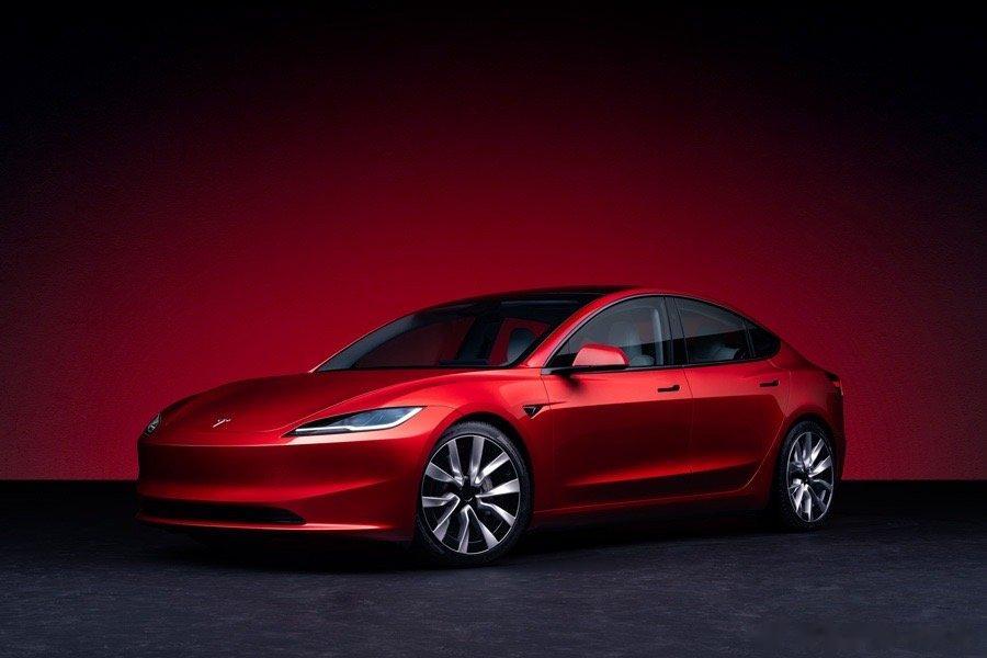 昨天抢鲜试了下全新的特斯拉Model 3，居然是小惊喜，回来很多朋友问我是不是还