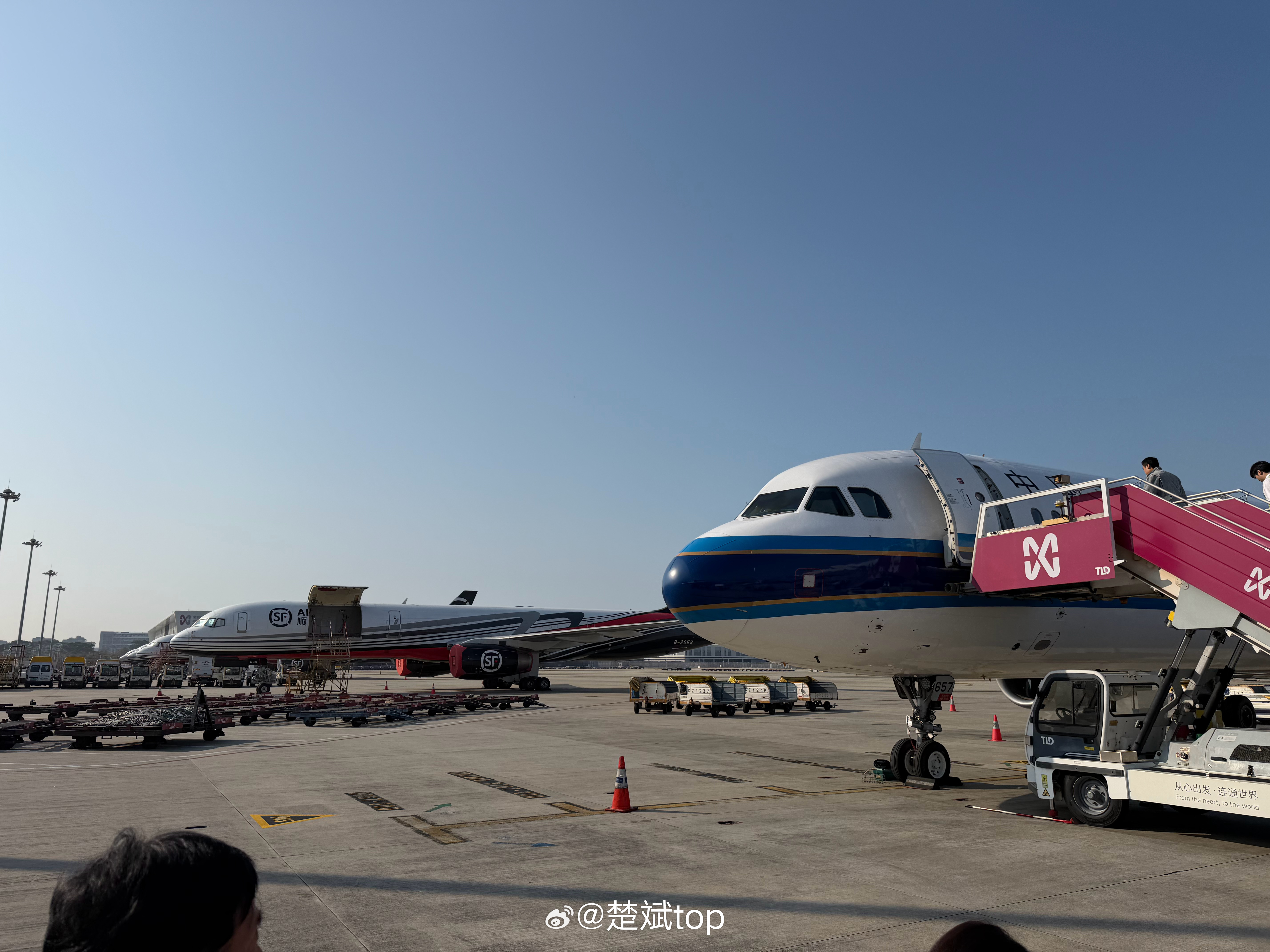 深圳去宁波，远机位就算了，还和货机停在一起，这是不是有点过分？