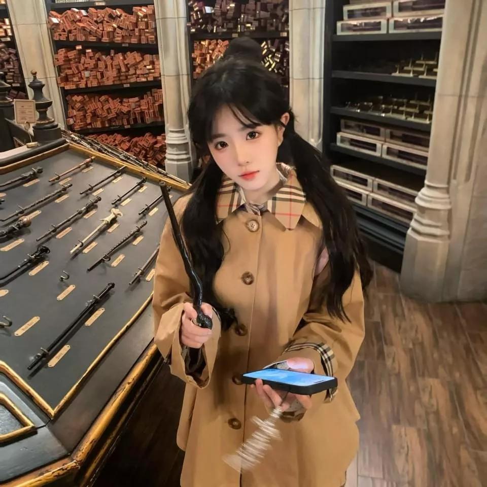 穿越时空的少女，探索古董与科技的奇妙融合穿越千年的美女 穿越古装美女 穿梭时空的