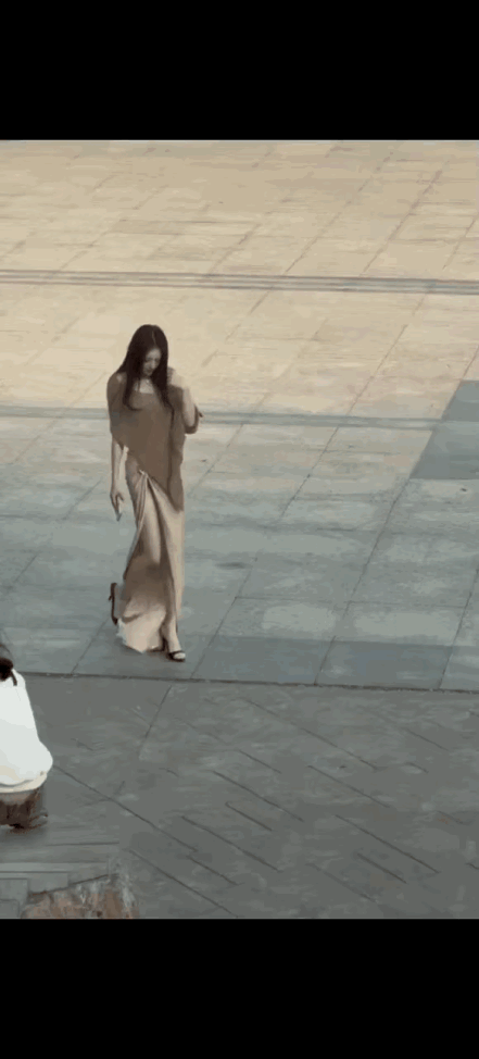 有一说一，
这个小姐姐是真的漂亮。