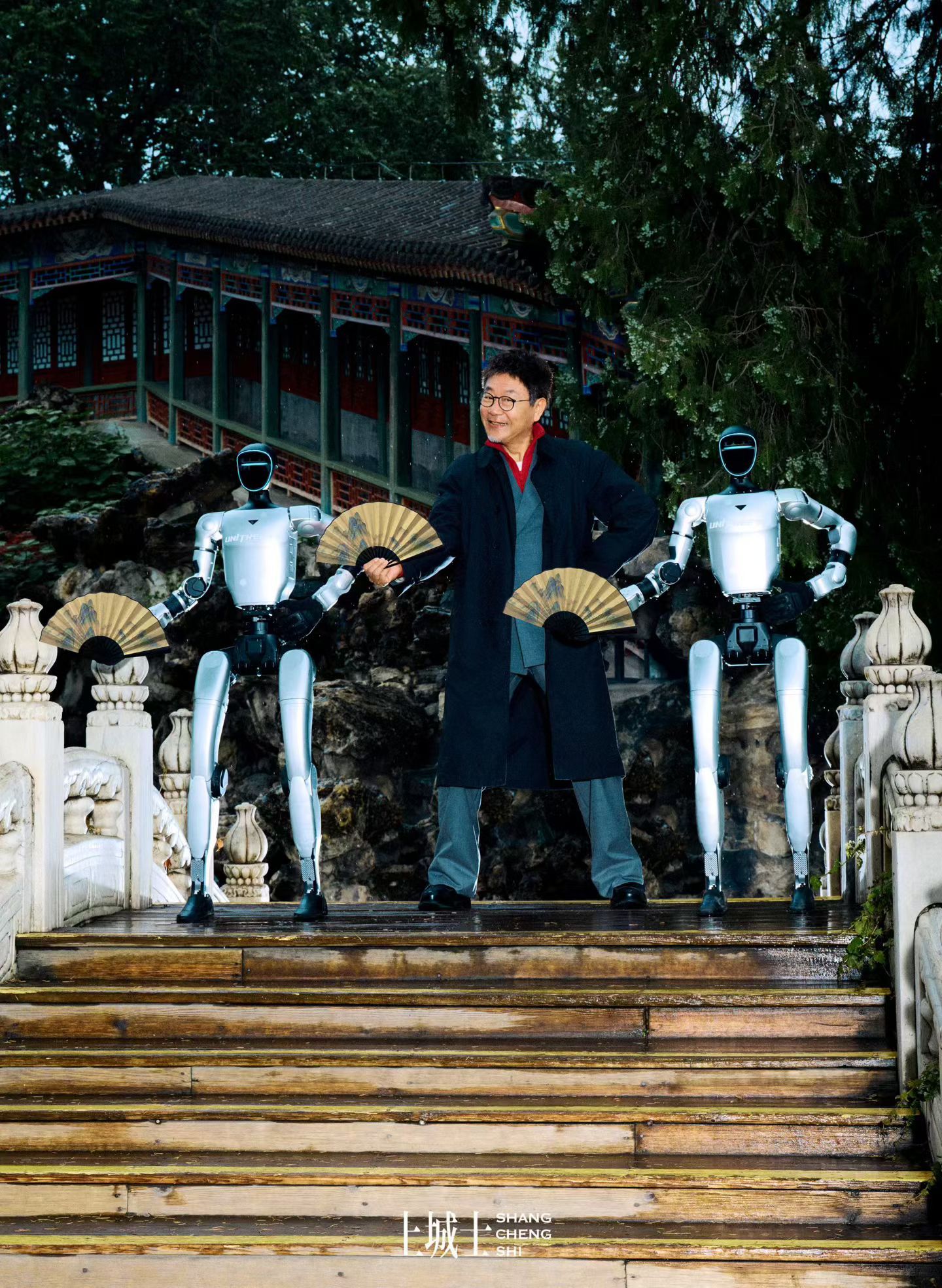 上城士新一期封面拍了演员范伟。 非常好的创作。 和机器人在北海公园划船这张让我想