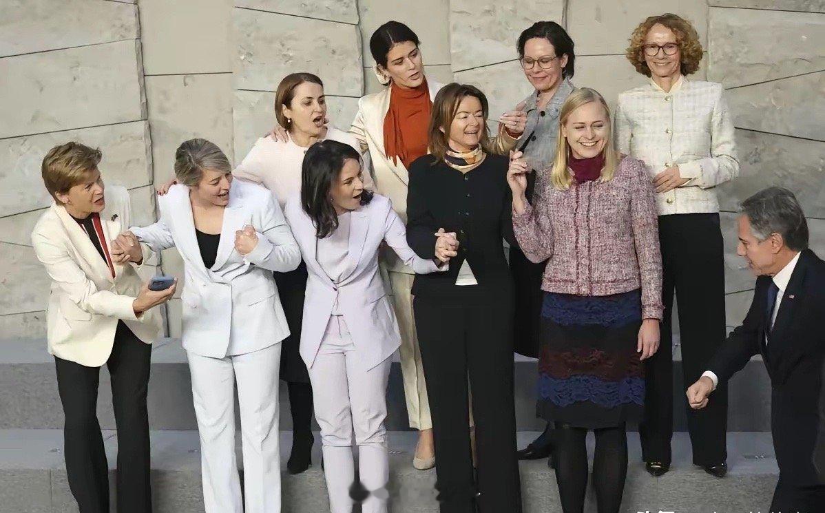 12月，北约外长会议，8个北约国家的女外长，一个北约副女秘书长，与美国国务卿安东