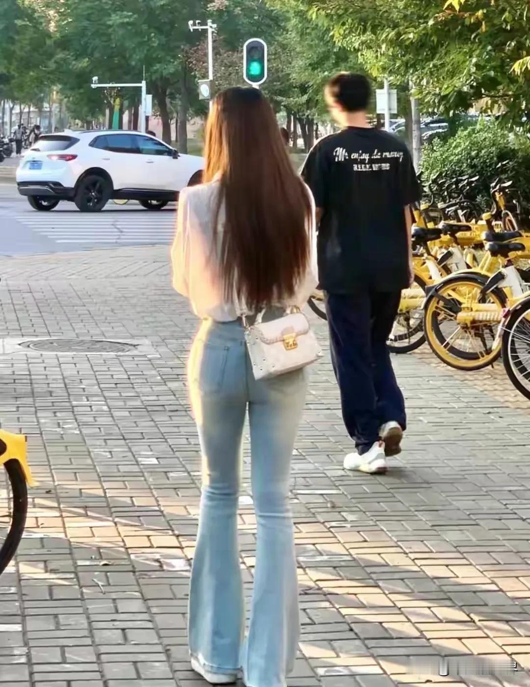 悠闲的早上，漫步在城市街头，感受生活的美好。🌞🚶‍♀️🚶‍♂️