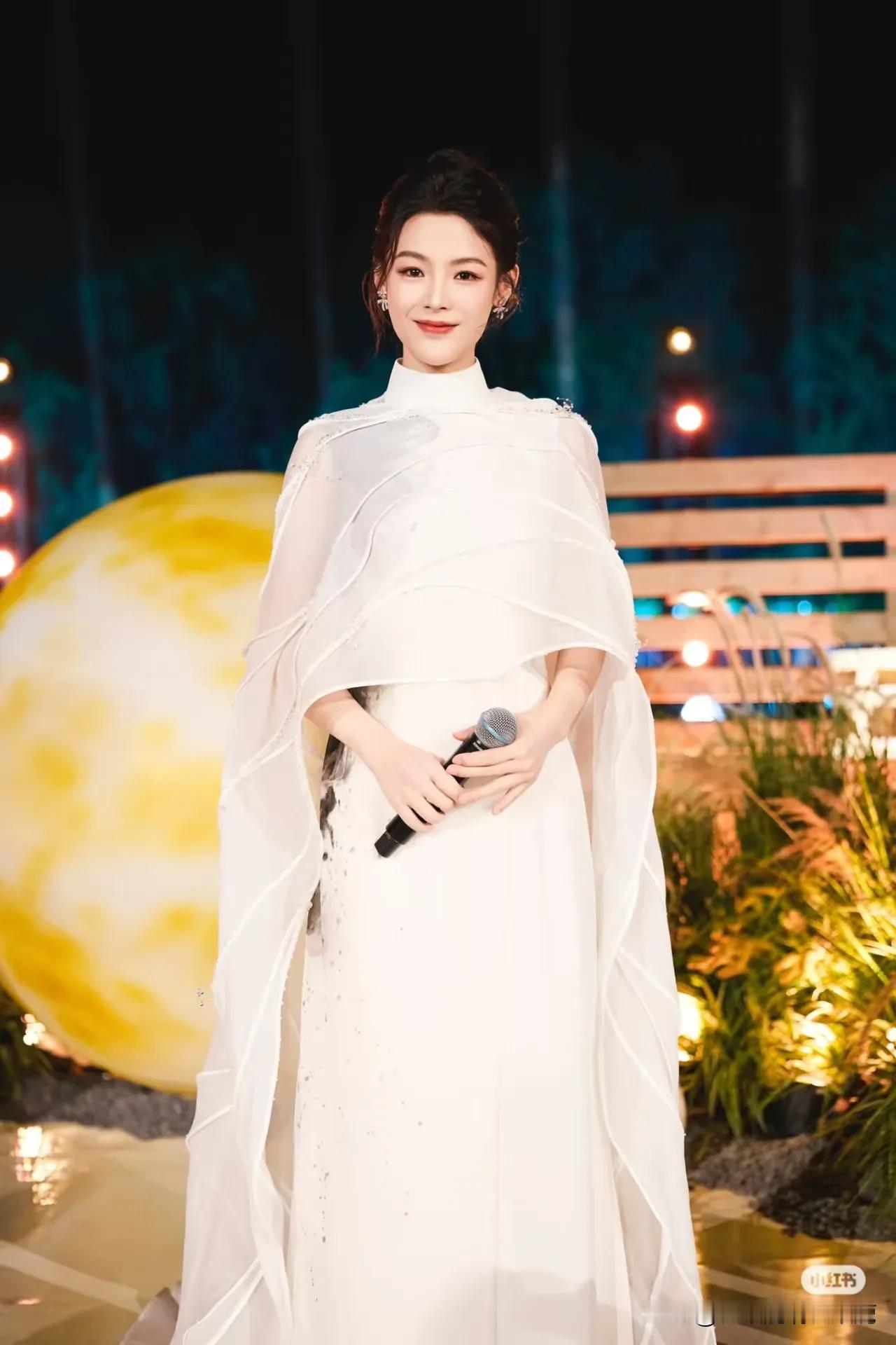 陈丽君原来除了唱越剧很厉害，唱粤语歌也相当了得。

在央视五四青年节晚会上陈丽君