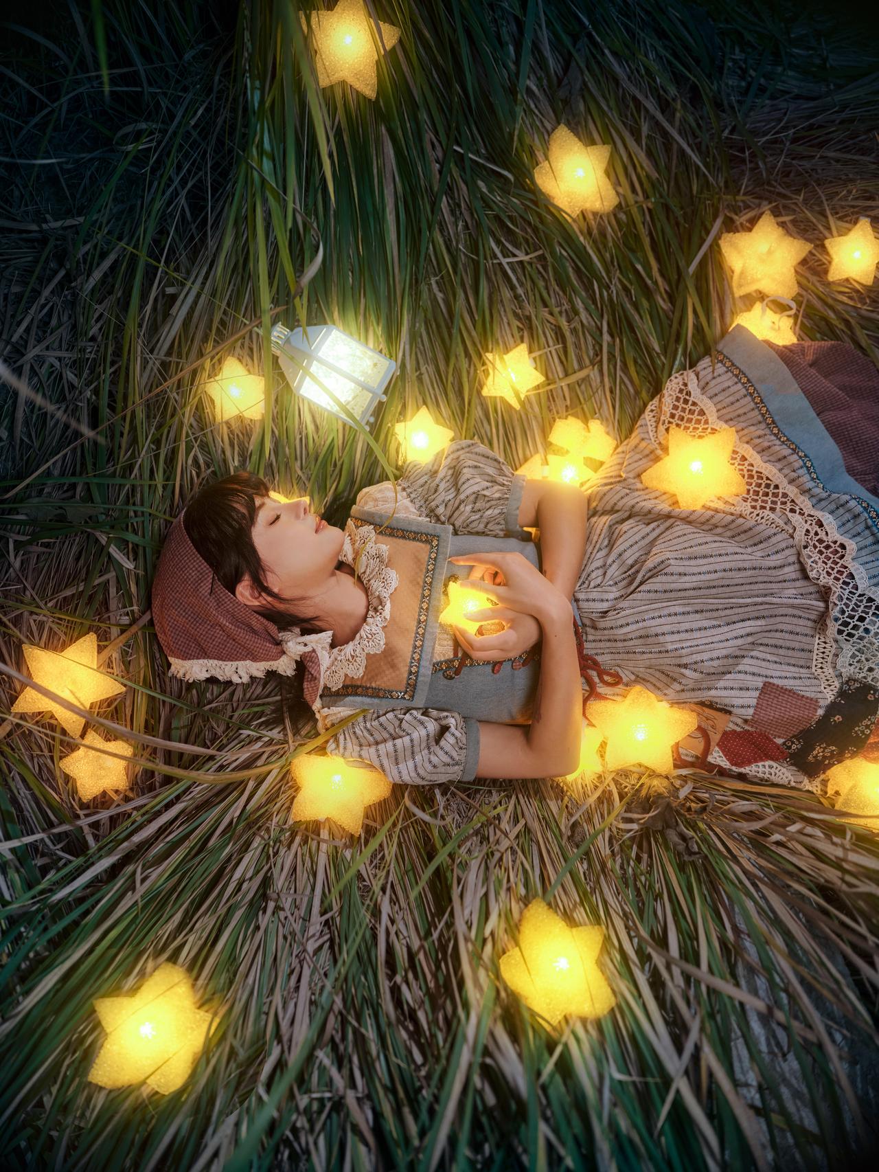 这组照片以“童话梦境”为核心创作理念，通过光影、色彩与场景的精妙结合，构建出极具