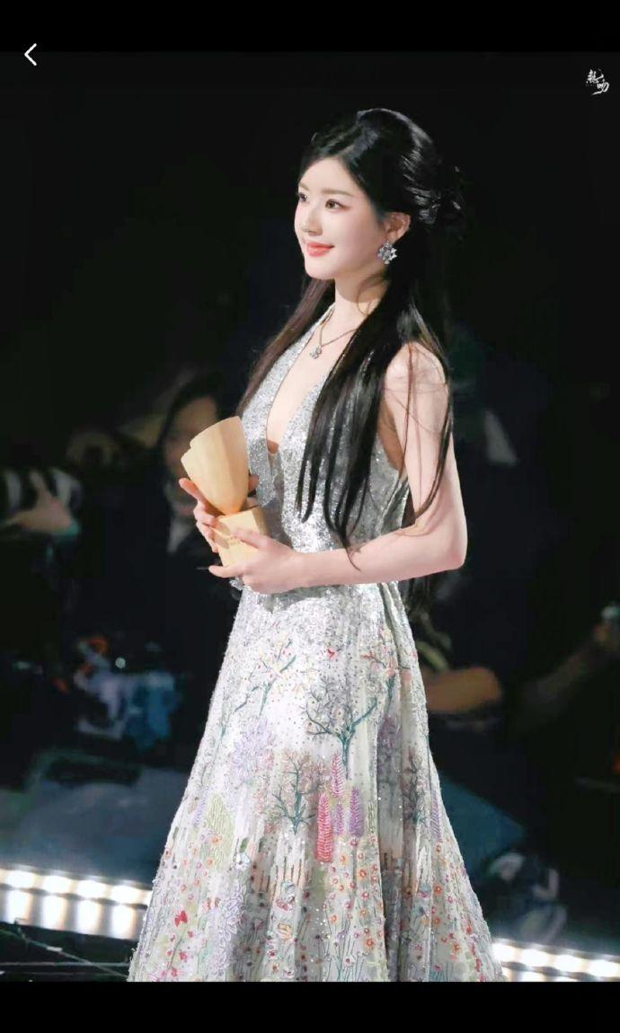 爽文有很多种写法，偏偏赵露思选择了最耀眼的一条，就这样带着全平台年冠回星光大赏！