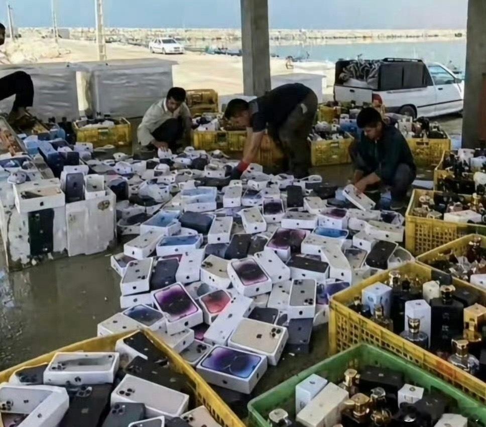 客服回应大量iPhone漂浮海面海上捞iPhone，这才是字面意义的水货😂 ​
