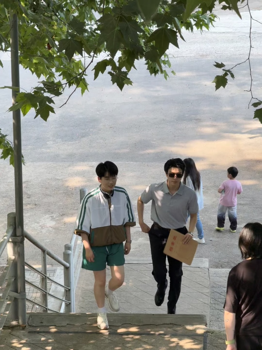 结果又在翻相册，神秘同步 
