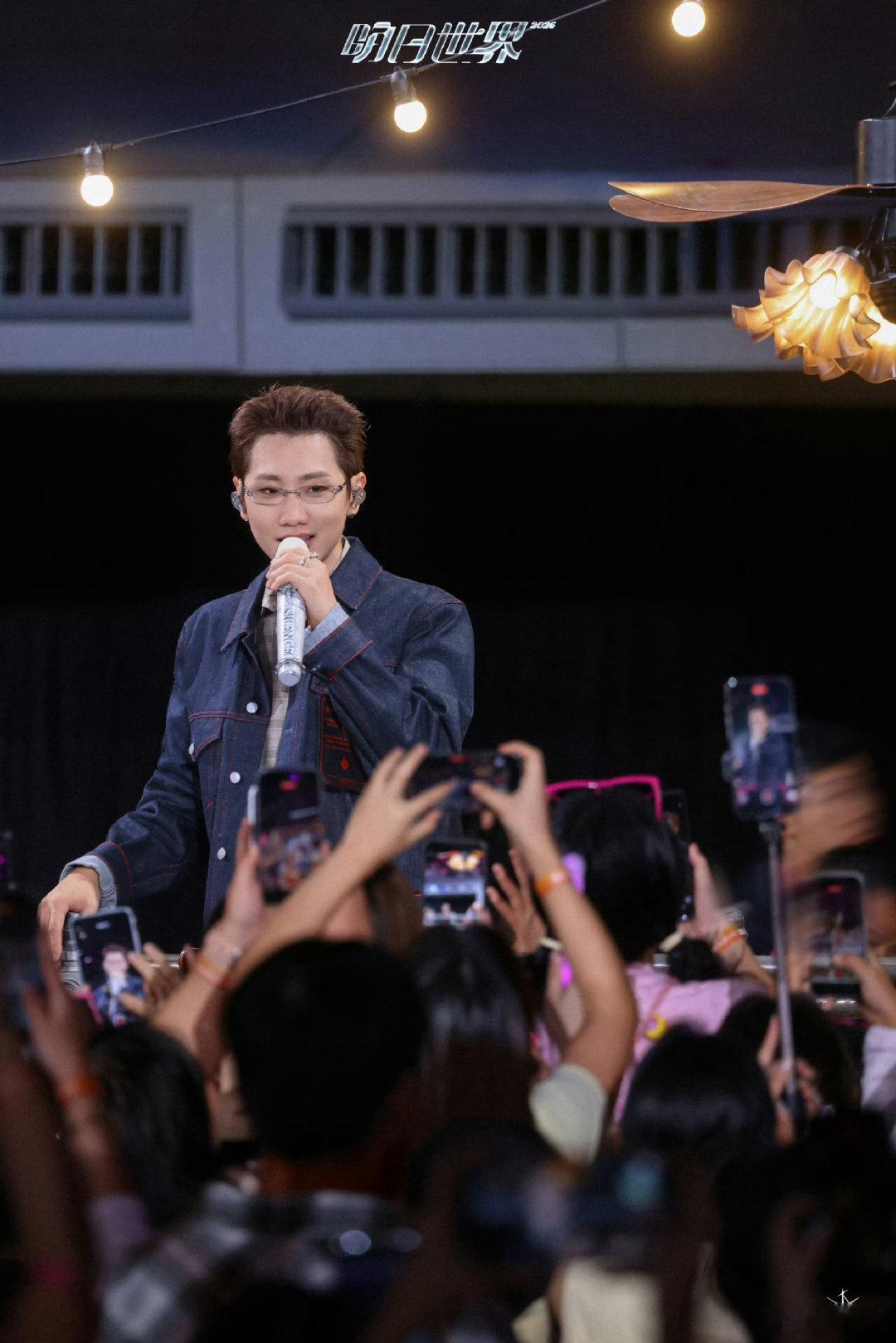 汪苏泷粤语储备量 汪苏泷演唱会粤语储备量汪苏泷香港演唱会现场秀粤语，开口就被惊艳