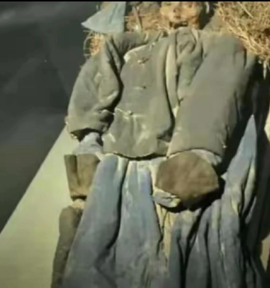 2015年，新疆喀什，一个牧民在寻找离群的小羊时，却意外在一处僻静的山洞里发现一