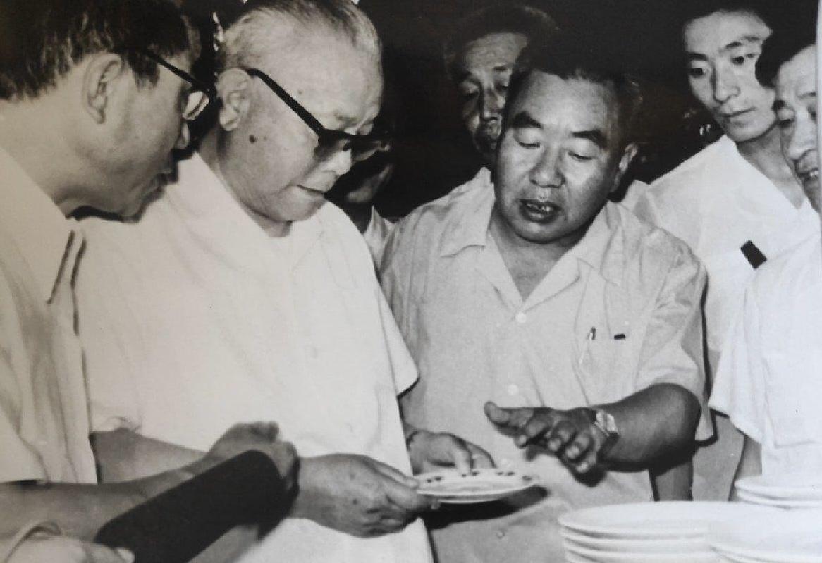1984年李先念同志视察唐山，陪同视察的是时任唐山市委书记岳岐峰同志。