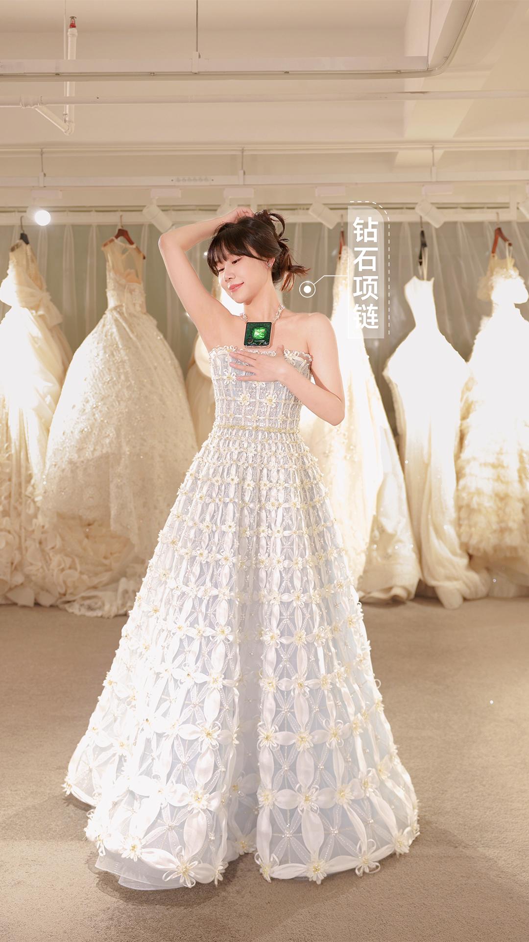#当代女生自己的梦想三件套#看到这么多blingbling的婚纱，我是真的走不动