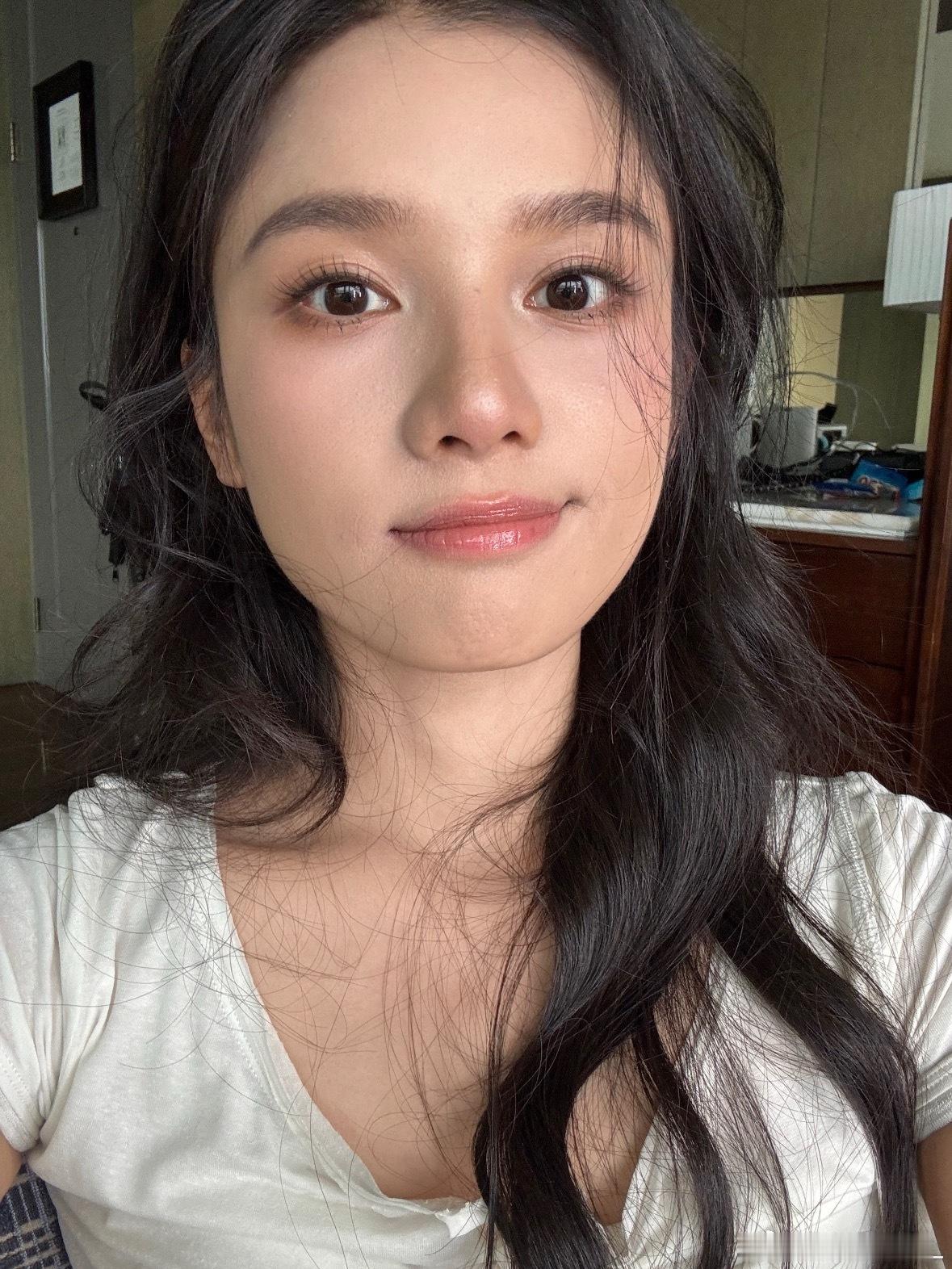 张婧仪 别挤了没几个小时睡觉了小婧仪好萌吧哈哈哈哈但是能不能别挤了多给婧仪一点休