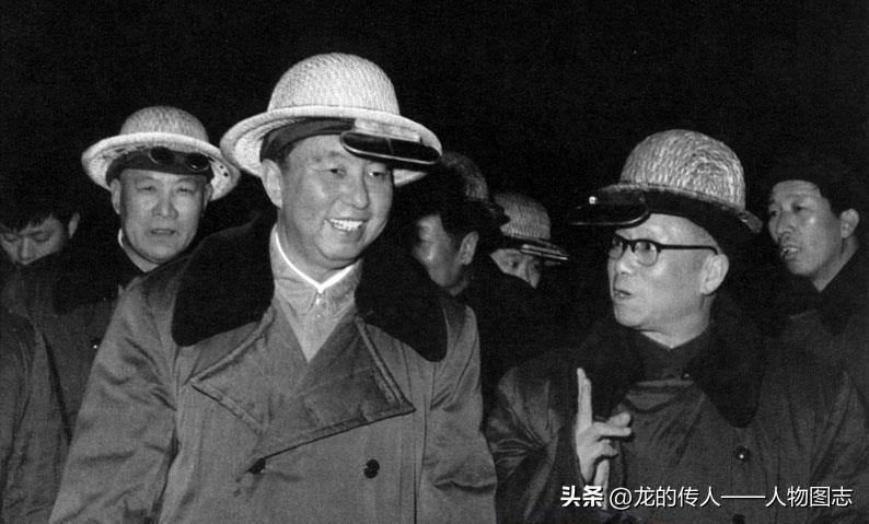 视察煤矿后，华国锋和谷牧等又来到唐山钢铁公司第二炼钢厂视察。