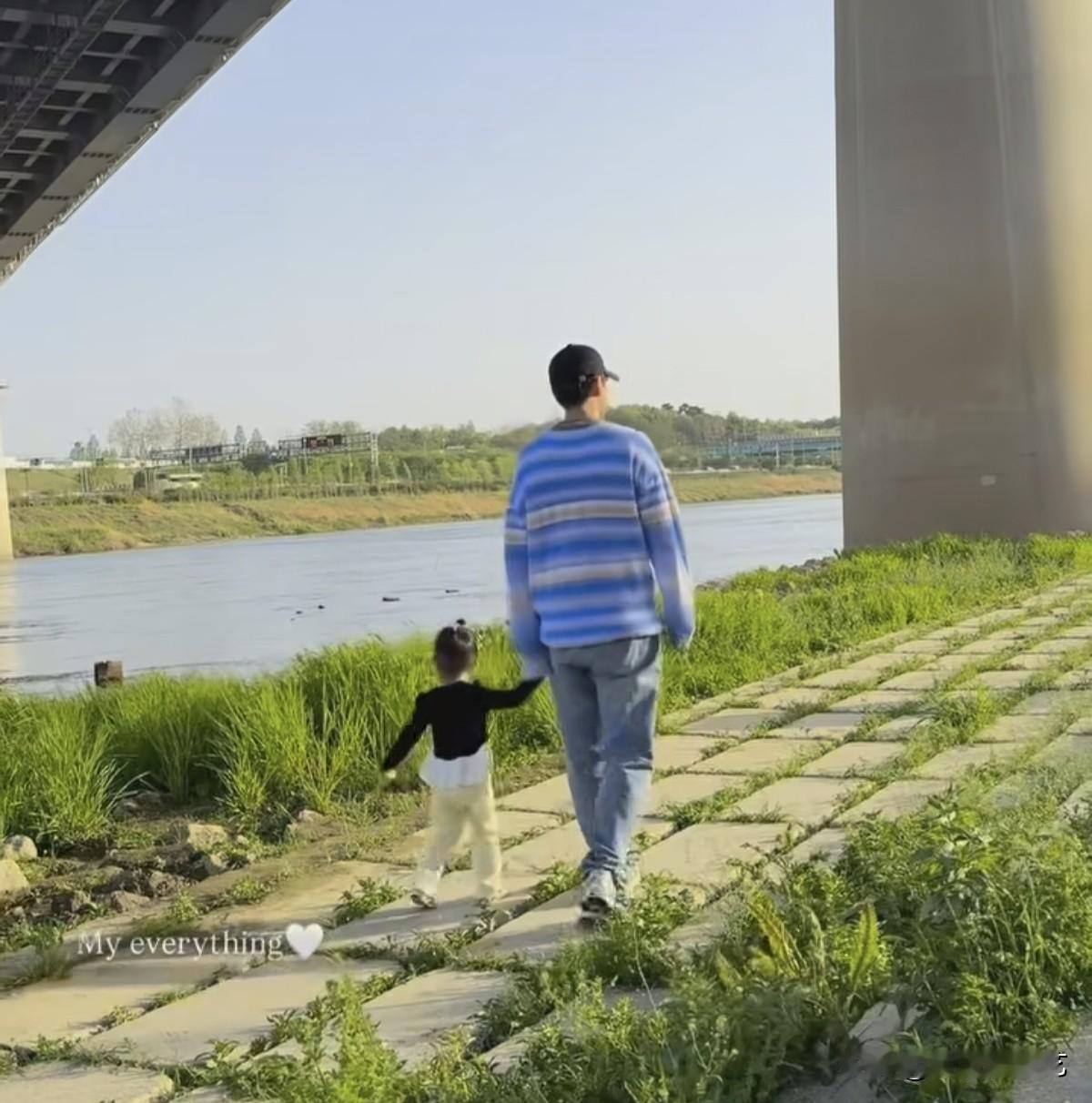 19日，演员李昇基的妻子李多寅在自己的Instagram上传了多张照片。公开的照