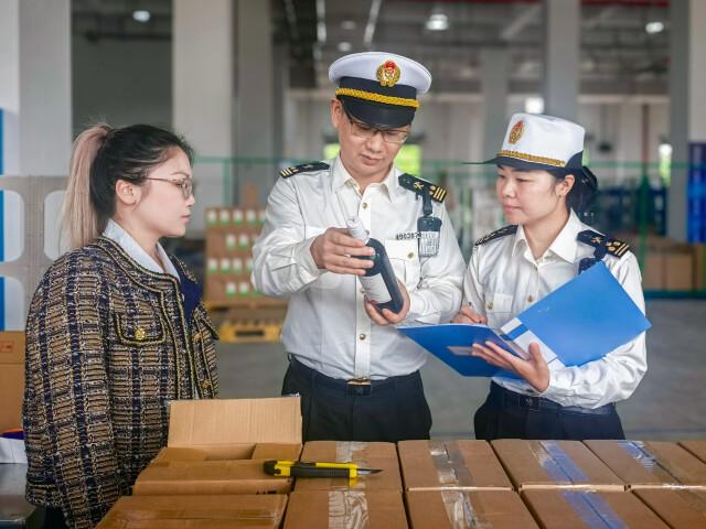 我国此前宣布对53个非洲建交国实行免关税政策，本意是想让非洲的原材料更容易进入中