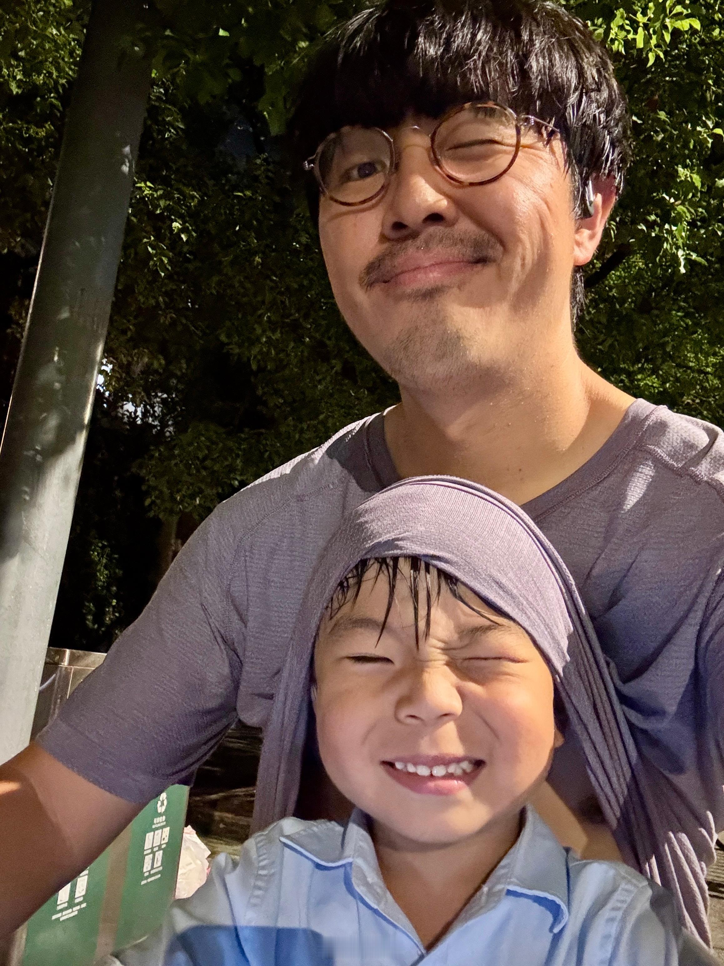 “你这满头汗，我骑太快你着凉怎么办？”“没事。”“我有个办法。”“哈哈哈哈哈”“