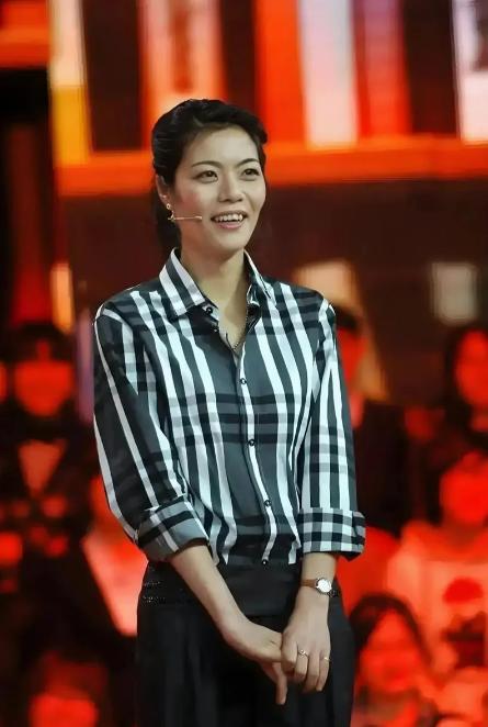 复旦大学教授陈果说：
"脾气越倔强、越硬的人，命运一定会很悲惨，越是较劲的人，命