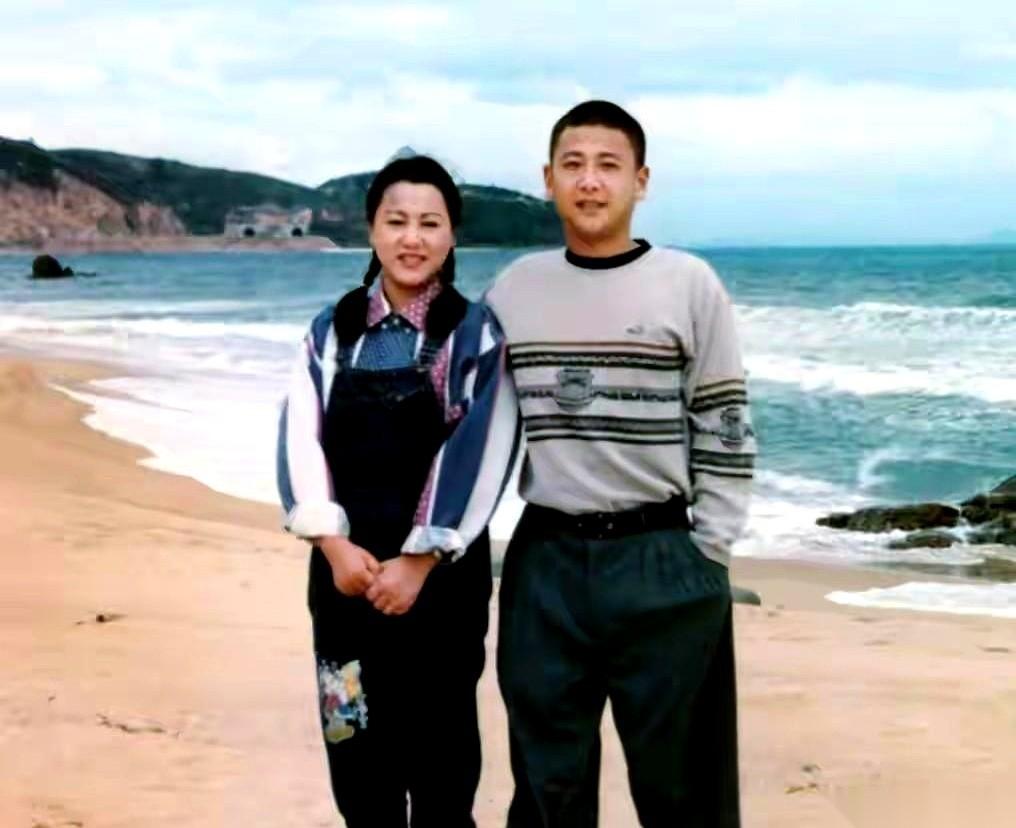 这张照片，是海空卫士王伟和妻子阮国琴，在海边的最后一张合影。
那天，天很蓝，海风