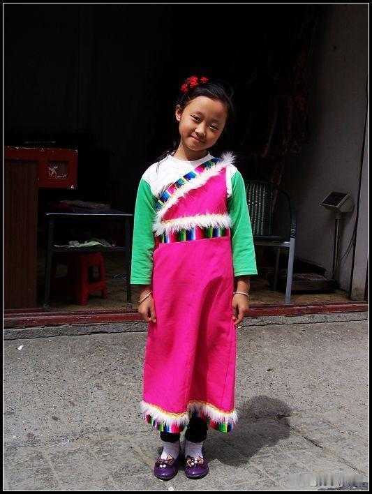 2008年8月，在四川松潘的街头遇到这个乖巧的小女孩，如今18年过去了，如今的小