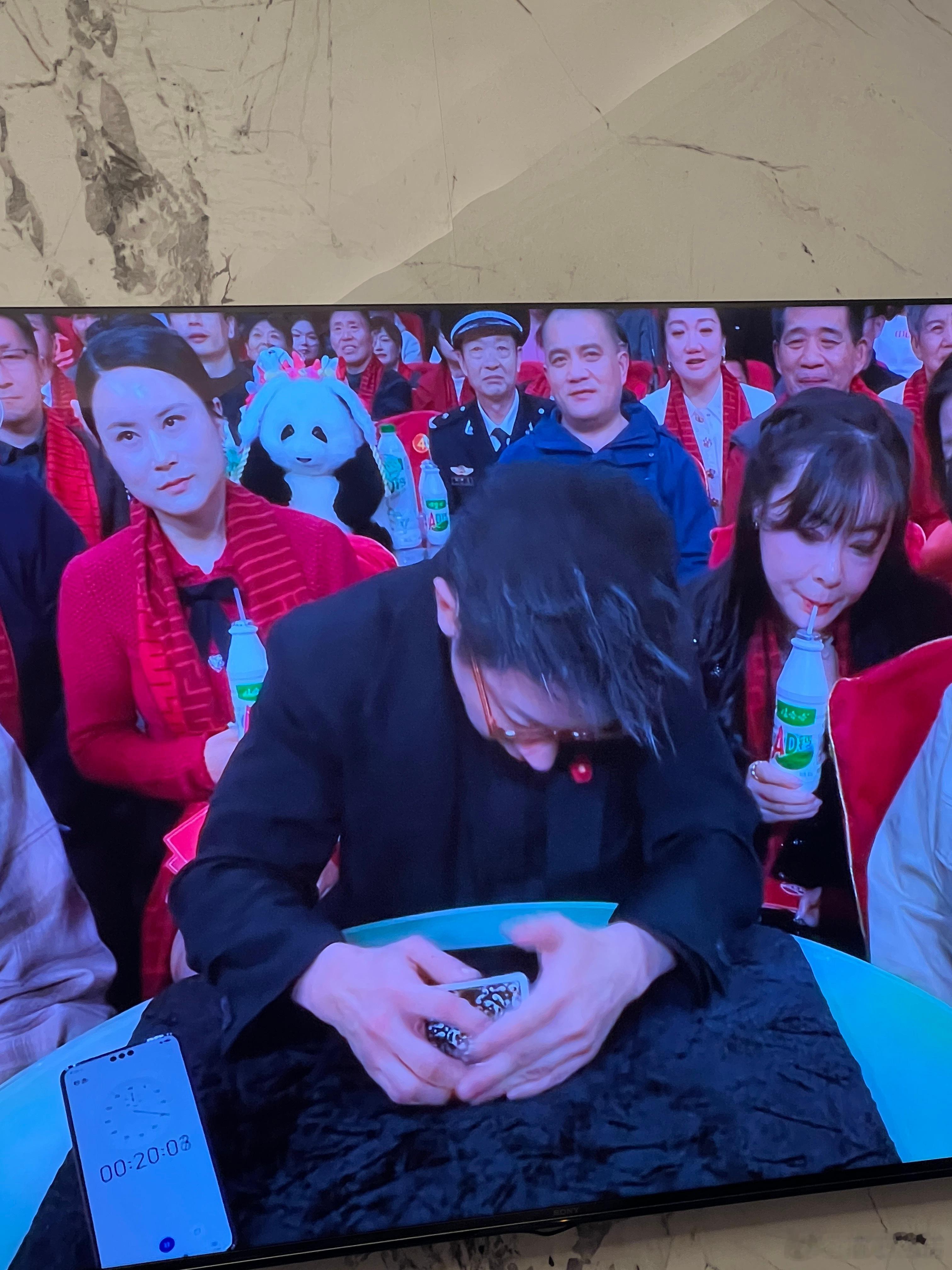 给右边这位女士加钱一直在喝AD钙奶[二哈] ​​​