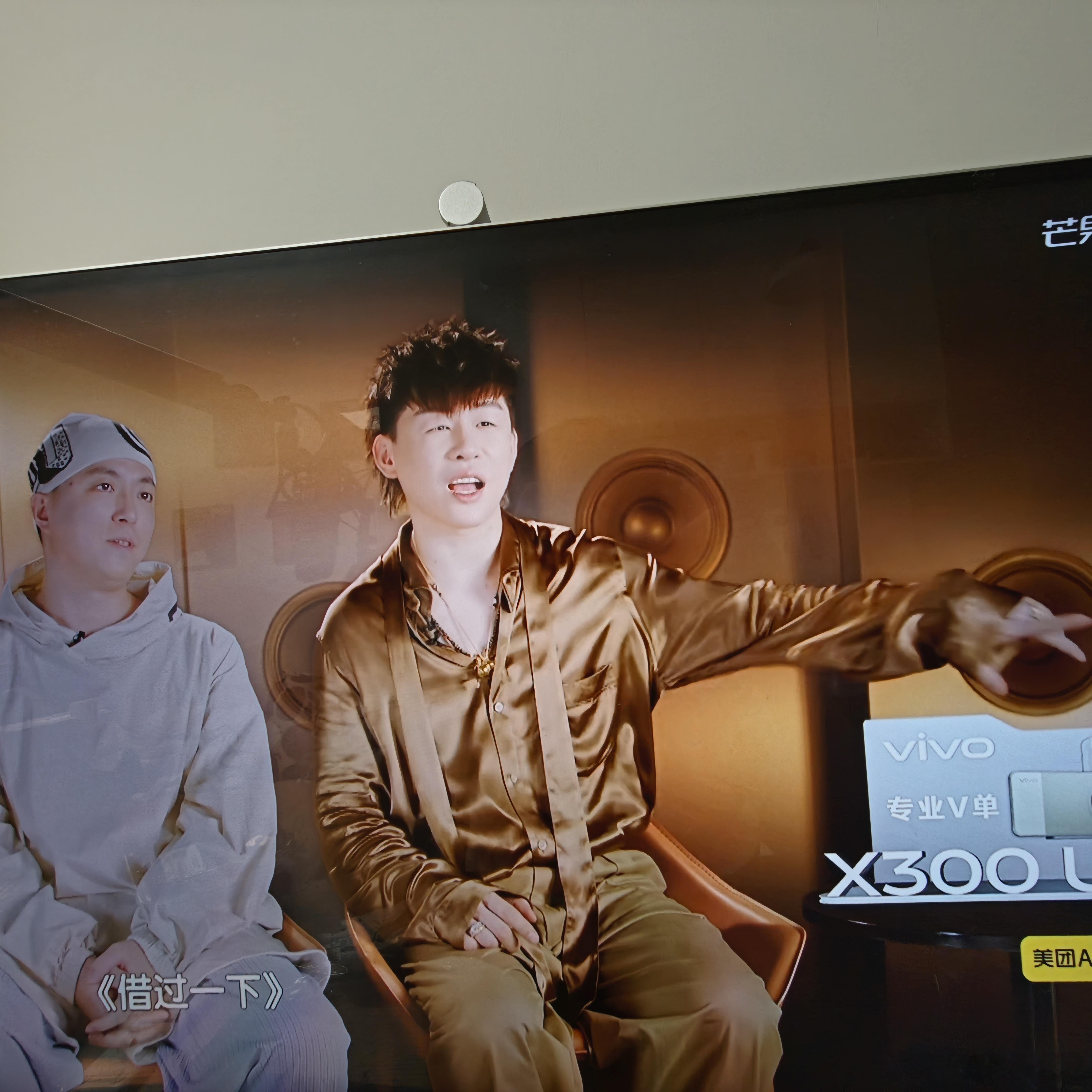 歌手直播今天的进度好像稍微快一点？接下来就是今晚我第二期待的胡彦斌「借过一下」的