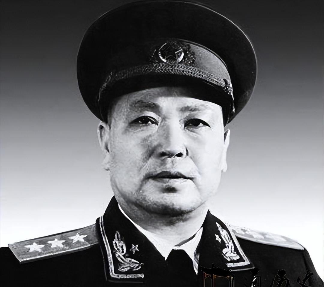 在 1938 年的街头，新四军的一位司令如平常人般走进店铺买香烟。然而，当目光扫