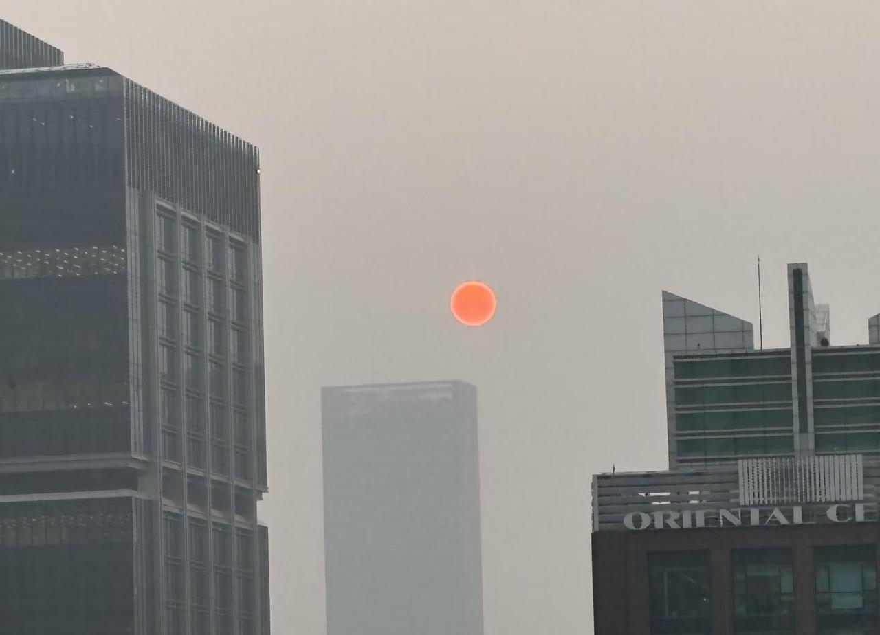 今天上海的夕阳像假的一样
今天上海重霾下的夕阳，像假的一样
傍晚污染指数到了25