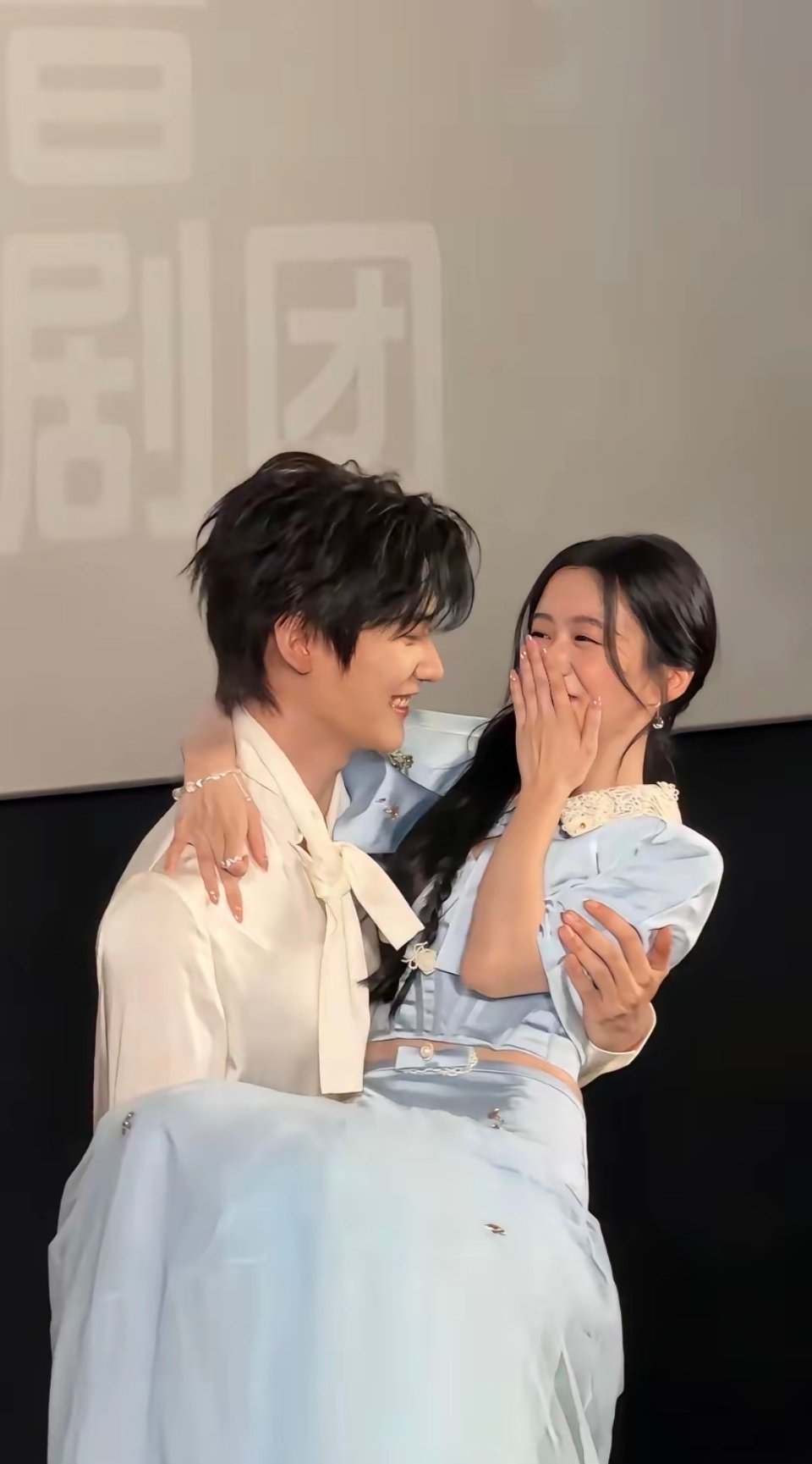 周柯宇这次彻底摆脱“弟弟”标签，成功晋升为“哥哥”。在身高约160cm的包上恩身