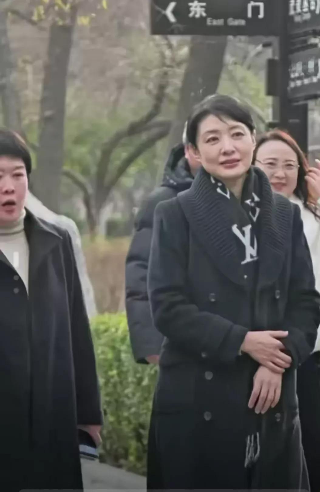 这是太奢侈了吗
周涛的一条围巾直接火了。
大家说周涛带Lv有问题吗？
