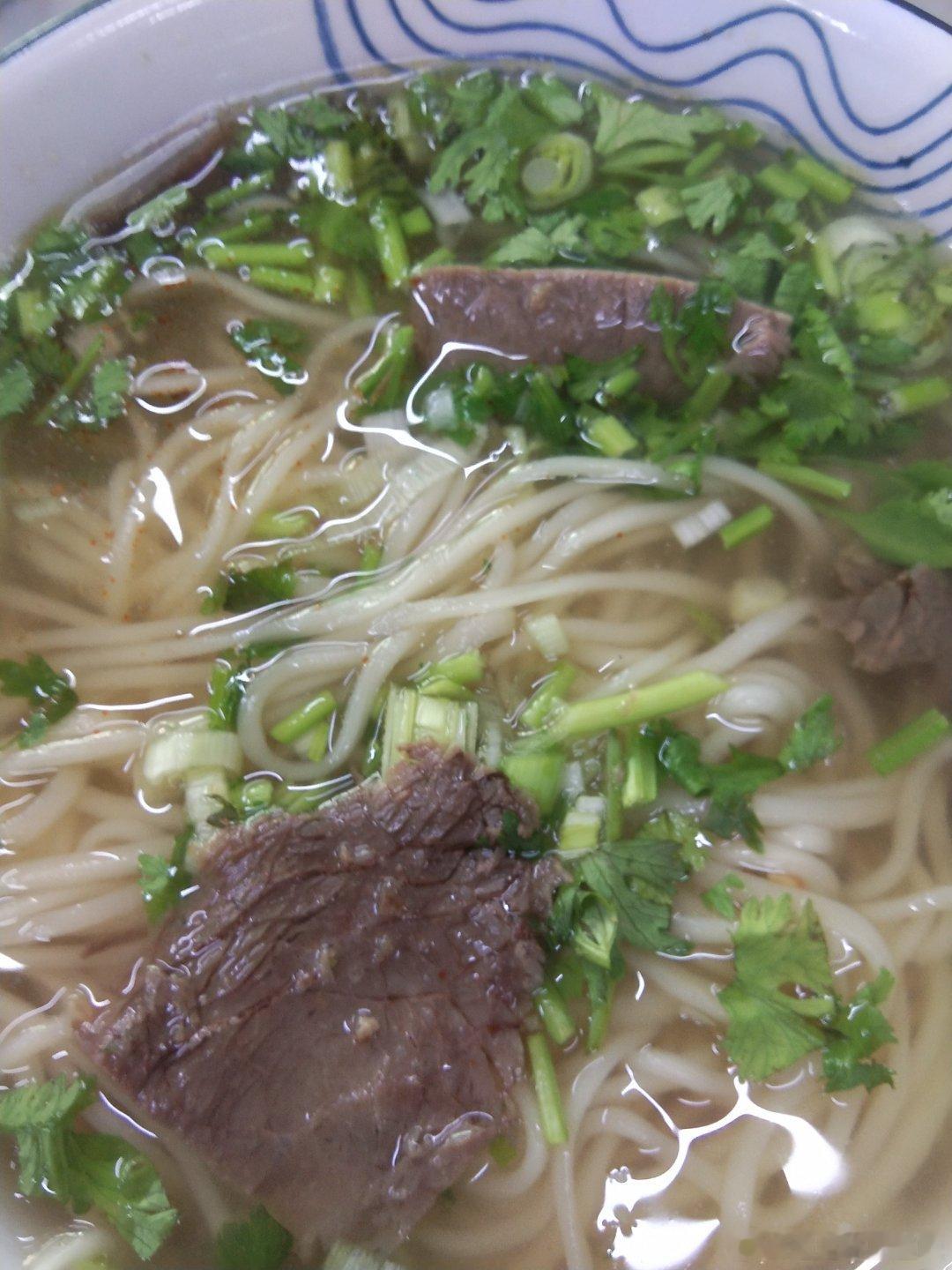 孩子咋那么乐意吃拉面呢，你要去旁边吃点蒙餐，就不同意，反正我不咋爱吃拉面，好吧，