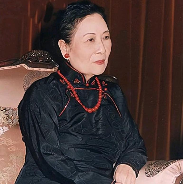 宋美龄在她大姐家养病，蒋介石不甘寂寞，就在这段时间有了外遇。这个女子很特别，甚至