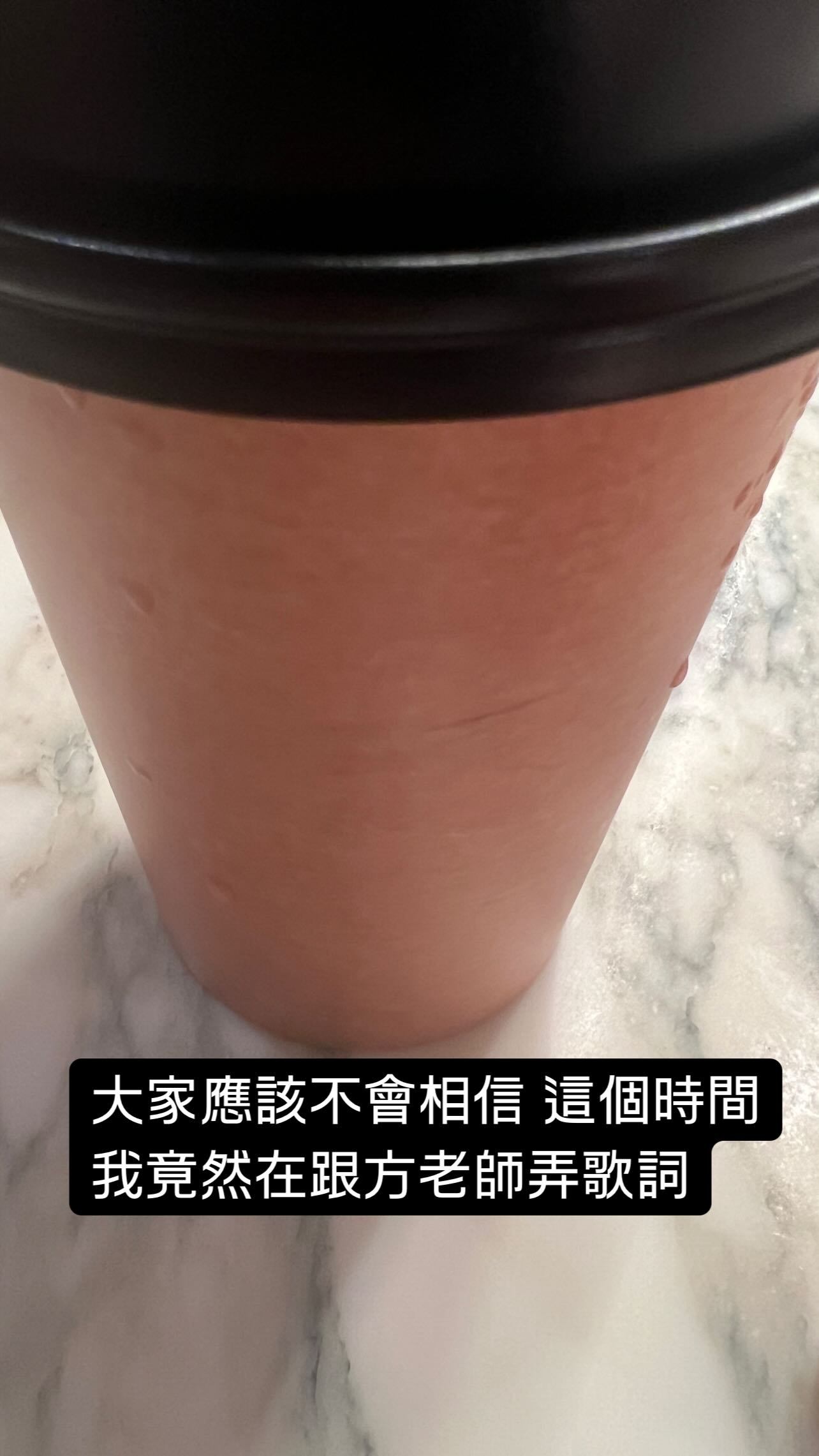 周杰伦[超话]  杰伦：大家应该不会相信 这个时间 我竟然在跟方老师弄歌词 重点