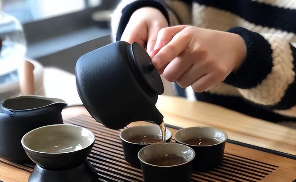 丈夫一天一包烟，身体健康！妻子却生病住院，医生道出真相

在一个普通的小城市家庭