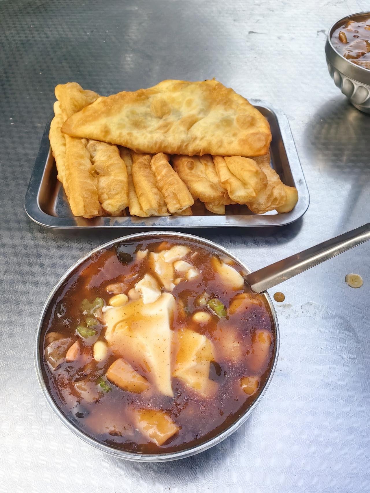 今天早餐吃了菜角、油条和两掺，太好吃啦！菜角是韭菜鸡蛋粉条馅，皮薄馅大，咬一口咔