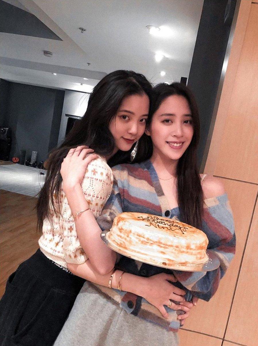 欧阳娜娜一个人赚钱养全家？

欧阳娜娜三姐妹近日一起接受采访，回应争议，回答的倒