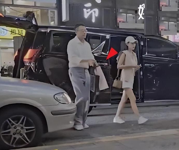 #汪小菲给Mandy父母送礼# 汪小菲很有标准女婿的样子了，哪里见过他提东西的样