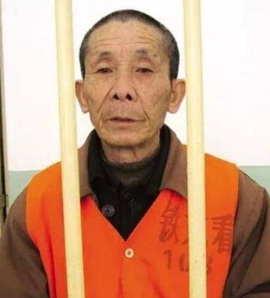 进监狱养老？2008年，一位年近七旬的老者持刀来到北京火车站实施抢劫，当警察前来