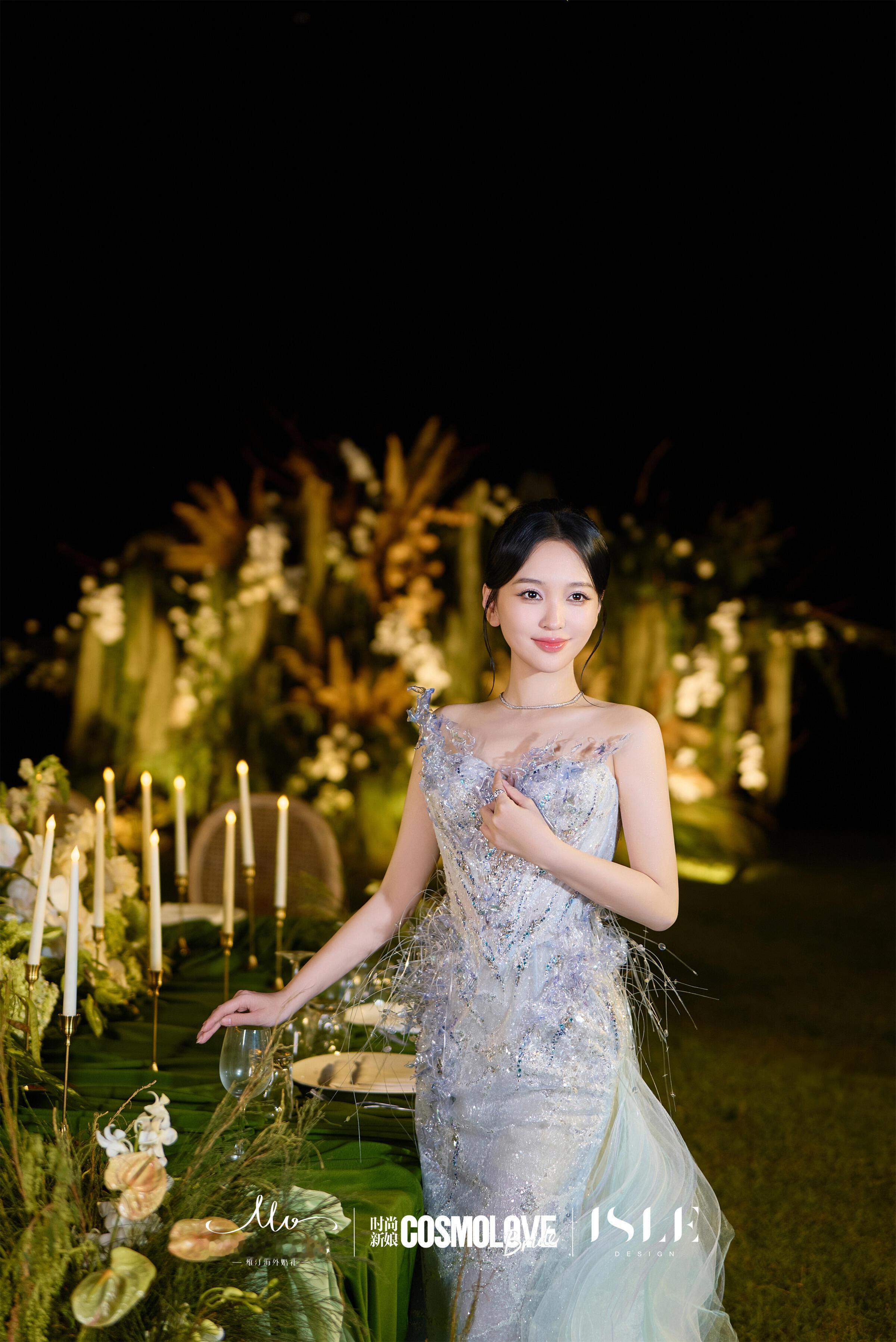 金莎晒婚纱照拍摄视频 星月、白纱、海浪、对视。这氛围感直接拉满，每一帧都像在说“