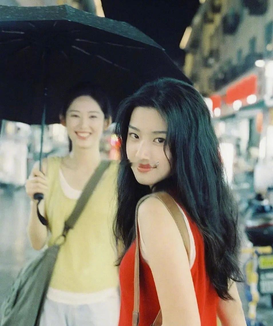 卢昱晓发自己和鹤秋的照片和网友偶遇两个人的照片差别不大吧 ​​​